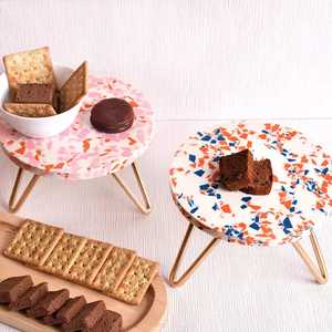 Plateau de présentation de desserts et de pâtisseries haut de gamme pour les mariages et les occasions festives Élégant support à gâteau artisanal en bois et résine incrustée - Product Image 6