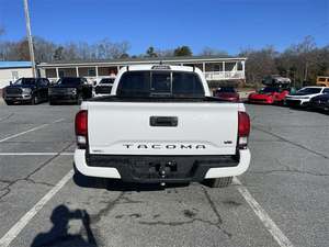 Toyota Tacoma 2020 blanche / Disponible à la vente avec faible kilométrage, moteur essence, véhicule d'occasion en excellent état et sans accident - Ventes flash - Conduite à gauche - Product Image 2