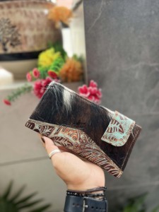 Portefeuille en cuir de fourrure de vachette pour femmes sculpture sac à main en cuir usiné pochette porte-cartes motif occidental Offre Spéciale pochette élégante - Product Image 2