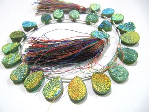 ลูกปัดโมราเคลือบไทเทเนี่ยมธรรมชาติสีเขียวดรูซี่ลูกแพร์ทำลูกปัดยาว10นิ้ว - Product Image 2