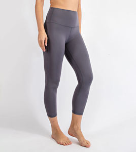 OEM Scrunch Butt Capri Leggings Para Mujeres Capri Longitud Sin Costuras Yoga Pantalones Cortos Que Absorbe La Humedad Ropa de Gimnasio Fabricante Personalizado - Product Image 4