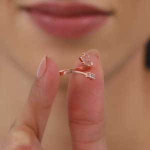 Anillo con Incrustaciones de Capullos de Rosa en Oro Rosa, Diseñado para un Estilo Elegante y Diario - Product Image 5