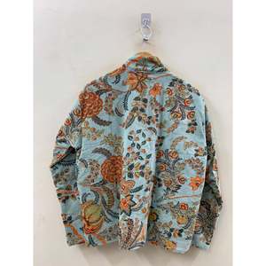 Chaqueta de terciopelo acolchada Mughal Garden con estampado a bloques en Aqua Empolvado y Flor de Otoño, rellena de algodón - Product Image 6