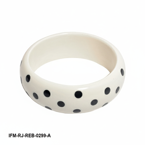 Brazalete de Resina Hecho a Mano con Diseño de Lunares Blancos y Negros para Mujer - Product Image 2