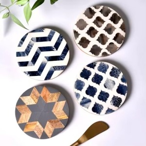 Ensemble de sous-verre rond moderne multi-design Tapis de boisson en résine élégants pour café, thé, table et décoration de fête fabriqués à la main en Inde - Product Image 1