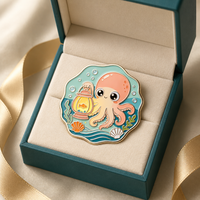 Maßgefertigte moderne antike Imitations-Oktopus-Laterne aus Emaille mit vergoldeter Oberfläche, Unterwasser-Meeresthema, Goldfisch-Brosche/Anstecker