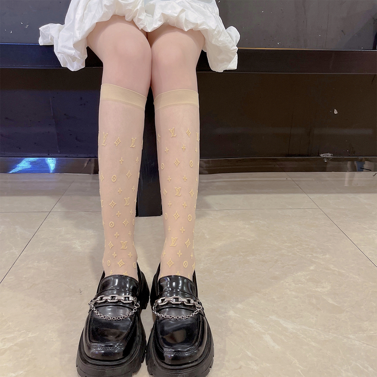 Calcetines de la mitad de la pantorrilla del LV del color de piel