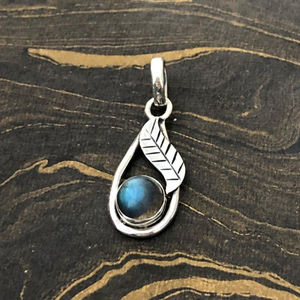 จี้ขนนกประดับลาบราโดไรต์ทรงดีไซน์เนอร์พร้อมกรอบแบบ Bezel Setting - Product Image 2