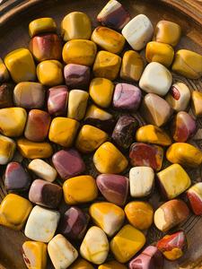 Venta al por mayor de cristales de ágata Muntaha y jaspe Mookaite pulidos a mano, naturales, de alta calidad, de 15-30 mm, formas personalizadas, Feng - Product Image 2