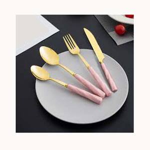 Ustensile de service alimentaire, ensemble de vaisselle fantaisie de style occidental, acier inoxydable, or, poli miroir, poignée ronde en résine rose faite à la main - Product Image 1