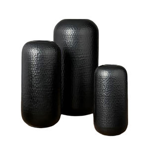 Florero de acabado dorado antiguo de diseño martillado hecho a mano de aluminio sólido con jarrón hecho a mano de diseño único - Product Image 4