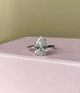 Anillo de Compromiso y Matrimonio con Diseño Minimalista, Corte de Pera, Moissanita, Engaste Clásico, Plata de Ley 925, Joyería de Plata - Product Image 1