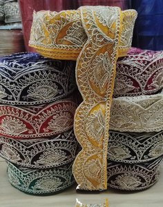 Tissu en dentelle brodée délicate sur mesure pour robes de mariée Lehengas Couture robes et projets de couture - Product Image 5