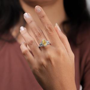 แหวนหมั้นเพชรทรงลูกแพร์สีเหลืองสดใส 3.00 กะรัต ผลิตในห้องปฏิบัติการ พร้อมแหวนแต่งงานทองคำแท้ 14k ประดับเพชรทรงสี่เหลี่ยมคางหมูด้านข้าง - Product Image 4