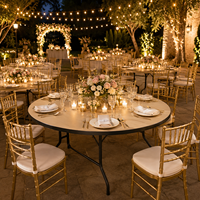 Table ronde pliante en plastique blanc disponible pour les événements en plein air, les mariages décontractés, les banquets et les fêtes