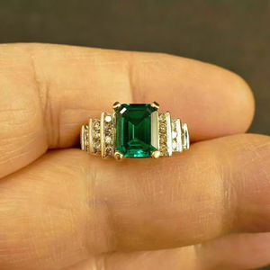 แหวนหมั้นเพชรโมอิสซาไนต์ทรงเหลี่ยมมรกต 2 กะรัต สีเขียว เงินแท้ 925 สไตล์วินเทจ แบบฝังหนามเตย - Product Image 1