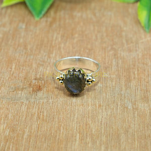 Anillo de Labradorita en Plata de Ley 925 con Bolas de Latón, Anillo de Compromiso, Joyería Única de Labradorita, Regalo para Mujer - Product Image 4