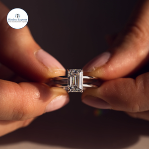 Anillo de compromiso de diamante cultivado en laboratorio de corte esmeralda de 1,5 quilates, banda de boda de oro sólido de 14K certificada por IGI, aniversario de punta de garra clásica - Product Image 1