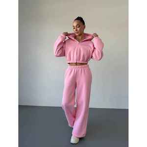 Conjunto Deportivo Personalizado para Mujer en Color Marrón Oscuro, Sudadera Corta con Capucha y Pantalones Anchos a Juego, Dos Piezas, Marca Privada OEM Trackstar - Product Image 4