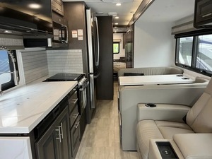 VENTAS EN SUBASTA PERFECTAS PARA UNOS DE NUEVOS Y USADOS: Nuevos 2025 Forest River Georgetown GT5 36F5 RVs CAMPER, LISTOS PARA ENVÍO - Product Image 3