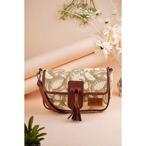 Bolso bandolera de cuero verde con estampado a mano Vintage Valley y bordado floral - Product Image 1