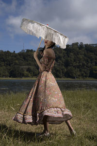 Vestido de verano con estampado de hombros descubiertos para mujer, vestido con volantes de longitud media, decoración de botones de tela tejida elegante, fiestas de cintura Natural - Product Image 3