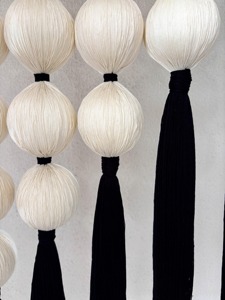 Magnifique suspension murale en macramé en forme de boule, décoration murale idéale pour la décoration de la maison, l'affichage festif et l'accent mural intérieur, en provenance d'Inde - Product Image 6