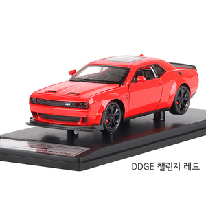 Coche de Juguete de Metal Fundido a Presión, Escala 1:32, DDGE Challenger Rojo, Vehículo de Juguete con Retroceso - Product Image 1