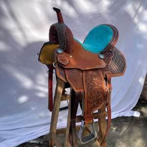 Ensemble de selle en cuir western en bois de qualité supérieure |   Accessoires en acier inoxydable façonnés à la main, couleur et taille personnalisables, motifs pour la course de barils - Product Image 2