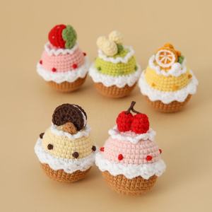 Nouveau produit : Porte-clés et pendentif de sac en peluche Acki en coton au crochet, motif gâteau et cornet à la crème aux cerises, mignon et fini - Product Image 1