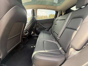 Tesla Model Y Long Range 2022 en parfait état - Product Image 6