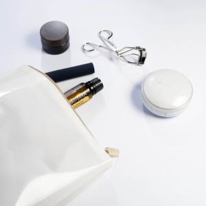 Elegante bolsa de maquillaje transparente de PVC TPU con cierre de cremallera Ideal para viajes y almacenamiento - Product Image 3