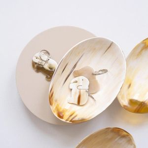 Ensaladera de cuerno de búfalo pulido y hecha a mano de lujo, ecológica y apta para lavavajillas con estilo de diseño decorativo sostenible - Product Image 1