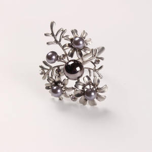 Anillos de Servilleta Metálicos con la Palabra 'AMOR' en Tendencia, con Piedras Decorativas que Elevan la Experiencia Gastronómica sin Decoración Excesiva - Product Image 3