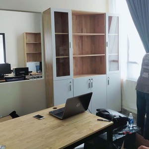 THS68019 Archivador de Madera de Caucho con 3 Compartimentos, Bloqueable y Móvil, 160x40x220cm, Moderno y Minimalista para Oficina, Taller u Hogar - Product Image 3
