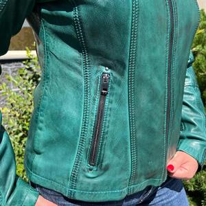 แจ็คเก็ตวาร์ซิตี้สีเขียวสำหรับผู้หญิง หนังแกะดิบ แต่งสไตล์วินเทจ แนวมอเตอร์ไซค์ เป็นมิตรต่อสิ่งแวดล้อม ทรงเข้ารูป คอตั้ง แฟชั่น - Product Image 3