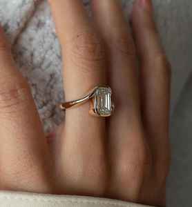 Bague de fiançailles en moissanite taille émeraude de 2,50 carats, couleur D, personnalisable, sertie en bypass, cadeau de mariage classique pour femme - Product Image 4