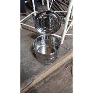 Tambor de tocador de hospital de acero inoxidable de alta calidad con tapa de bloqueo para instrumentos quirúrgicos disponible a un precio asequible - Product Image 1