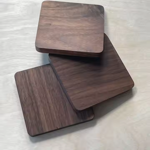 Posavasos hechos a mano posavasos cuadrados de madera natural con borde de corteza de manglar único y detalles de nogal por Artesanías de media luna - Product Image 2