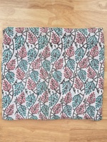 Ce magnifique tissu en coton blanc imprimé à la main présente un charmant motif de branche de vigne avec des détails délicats en rose et vert menthe.