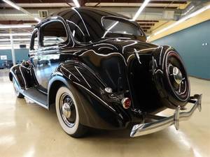 รถฟอร์ด ทิวดอร์ คลาสสิค ซีดาน ปี 1936 สีดำ รถโบราณยุค 1930 พร้อมที่ยึดยางอะไหล่ แต่งโครเมียม พวงมาลัยซ้าย เครื่องยนต์เบนซิน - Product Image 4