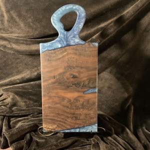 Tabla de cortar de resina con patrón de cristal brillante en base de Acacia hecha a mano para cocinas modernas y cocina profesional - Product Image 2