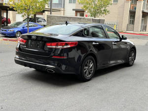 2020 pour Optima LX 4dr berline conduite à gauche sièges en cuir caméra arrière bonne garantie MPG voiture d'occasion bien entretenue à vendre - Product Image 5