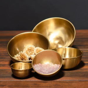 Tazón para servir de latón Royal Look con hermoso brillo, complemento perfecto para cenas lujosas y ocasiones festivas - Product Image 1