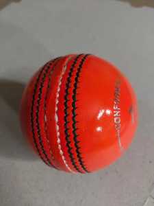ลูกบอลคริกเก็ตหนังสำหรับผู้ใหญ่ผ้าฝ้าย100% เย็บด้วยมือแบบแข็งเลือกสีได้ตามต้องการ - Product Image 4