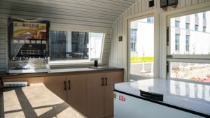 Chariot mobile personnalisable pour café et crème glacée en vente Street Snack Trailer avec lumières pour Hotdogs Candy Chips & Fast Food - Product Image 4