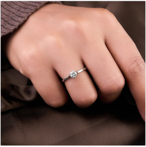 Bague de fiançailles classique en or blanc 14 carats avec saphir bleu profond et diamants taillés ronds étincelants d'Inde - Product Image 3