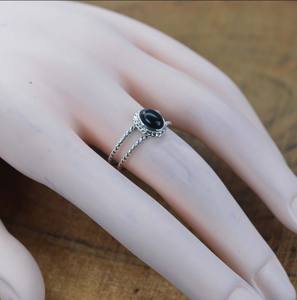 Anillo minimalista de plata maciza 925 con cabujón ovalado de ónix negro, anillo clásico fino para fiesta de boda con cabujones pequeños, anillo de ónix negro - Product Image 1