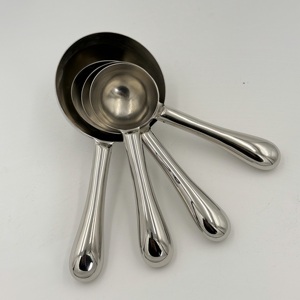 Taza Medidora de Acero Inoxidable con Acabado Espejo Plateado para una Medición Precisa de Ingredientes Secos y Líquidos en la Cocina - Product Image 3