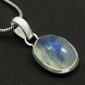 Diseño delicado 925 Plata esterlina Arco Iris natural Piedra lunar Forma redonda Colgante clásico Colgantes delicados de piedra natal a bajo costo - Product Image 1